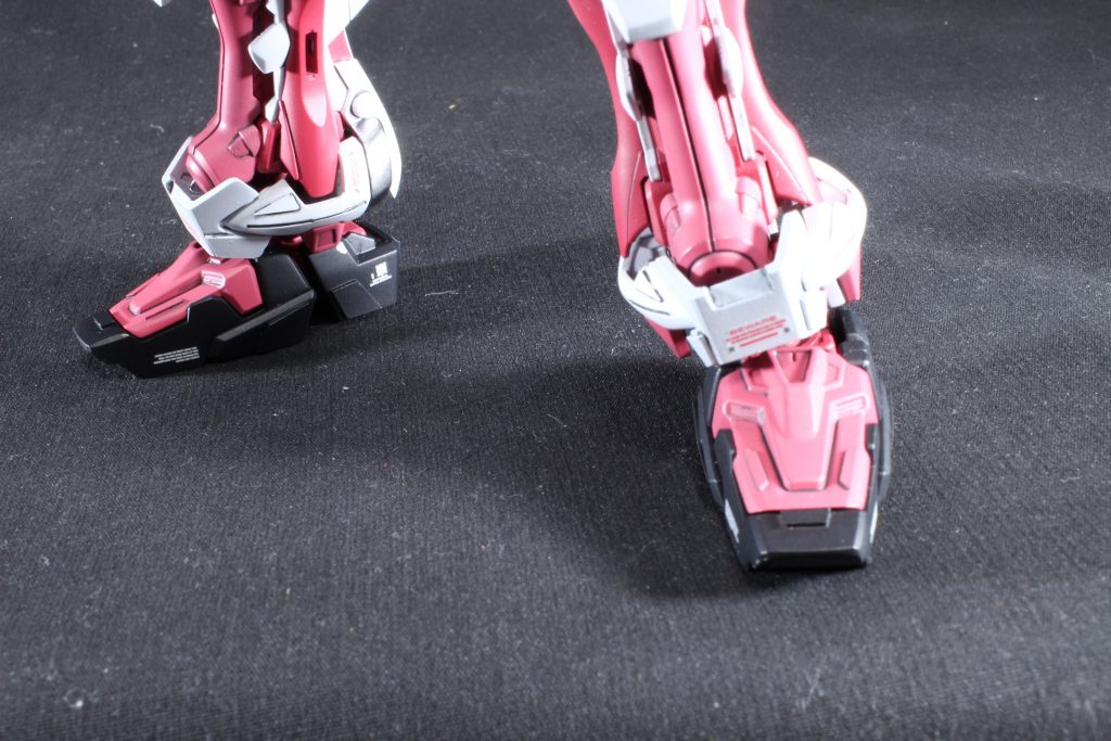 純正だとやや丸みを帯びたつま先サイドをギリギリまで削ってシャープ化