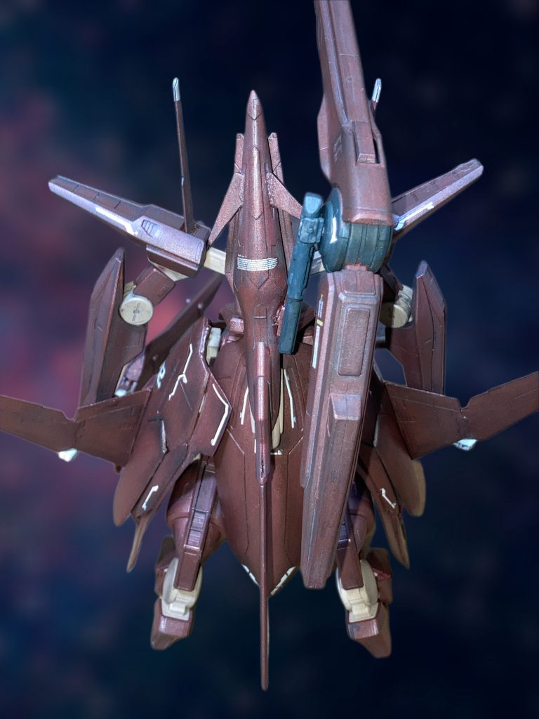 お陰でハイヒールの設置性の悪い足と、膝、股関節のポリキャップが可動域と引き換えに重さに弱いHGのアルケーでも吊るしのまま充分に自立できます。重さで前後に倒れてくる事もありません。