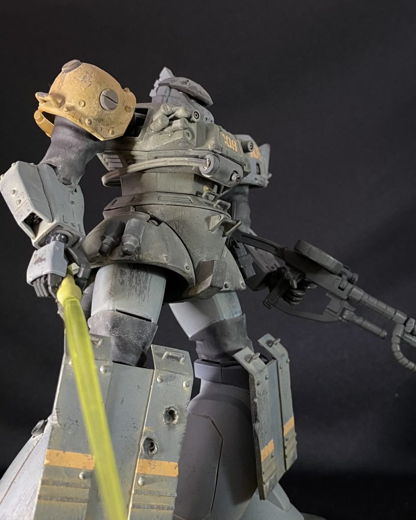 このアングルが個人的にお気に入り✌️分かりずらいけど腕のジェネレーターをとっ払ってガトリング装備させてます。ビームライフル使わない設定だしネ。反対側にはグレネードランチャーもあります(*^^*)