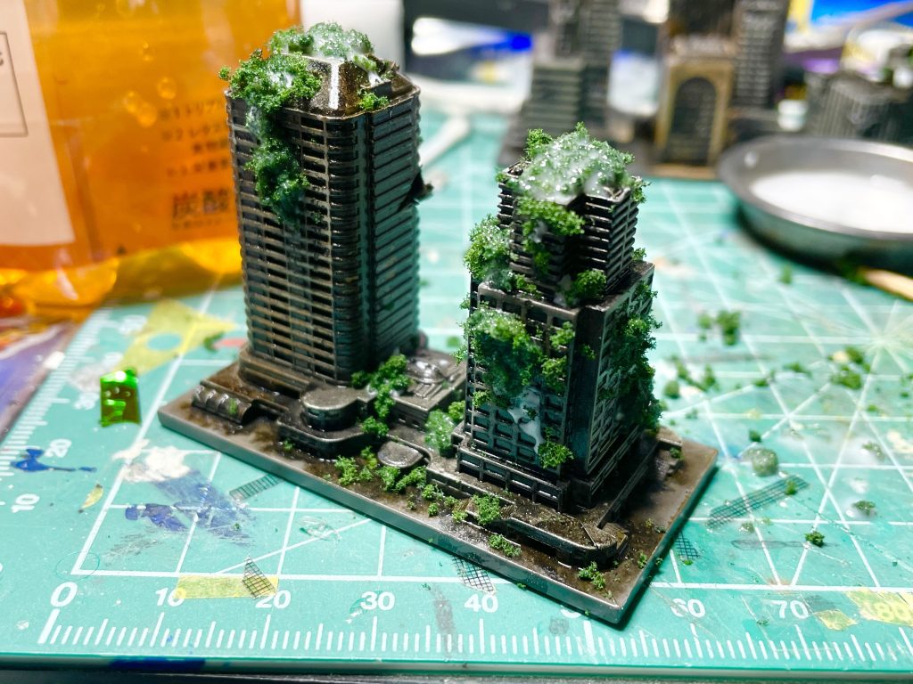 ジオクレイパーはリューターやニッパーで傷をつけ、エナメル塗料等でウェザリング。木工バンドで緑を貼り付けた後、定着させる為に水溶きボンド&中性洗剤を混ぜたものを染み込ませています(水溶きボンドだけでは表面張力で緑の素材から弾かれるので、中性洗剤を入れる事で浸透しやすくしています)。