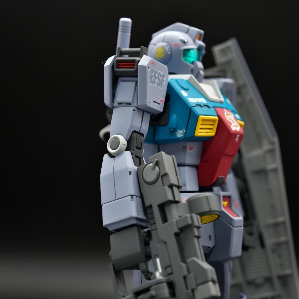 関節の丸モールドは円形マスキングで塗り分けて、肩のダクトはエナメル塗料で筆塗りしました。