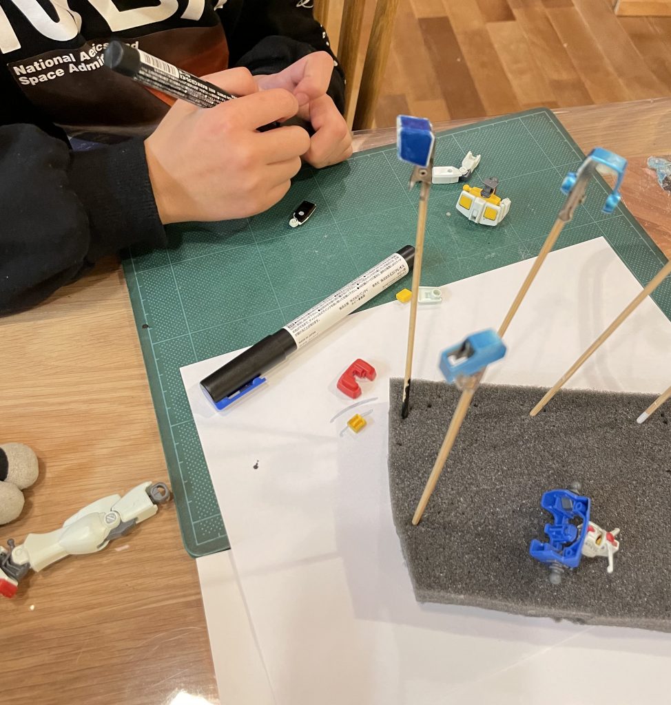 自分の頃は、母に内緒でマニュキア使ってキラキラさせたり、、真っ黒に塗っただけでなんか、、カッコよく見えたよなぁ、、、 そう考えると、いまの環境なんで最高だと思う訳です！親も理解あるし、、、、笑