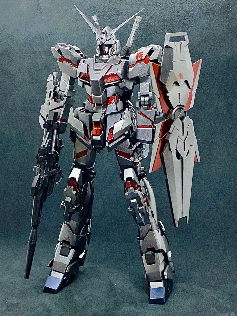 まー根負けして出来上がったシルバーユニコーンですが想像以上に実物映えしてて飾るには過去1なプラモになりました!RGνガンダム×2が怖いなwww