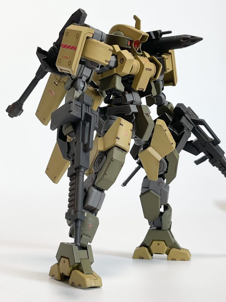 旧ライフルは銃よりも砲っぽい見た目なので肩にサブアーム接続をして展開式キャノンになっています。対空砲弾や焼夷弾など主兵装の対MS徹甲弾と異なる弾頭を同時に運用可能。ロケットポッドは30MMから。この円錐形のロケット砲、ミリタリー感お手軽に出せていいですね