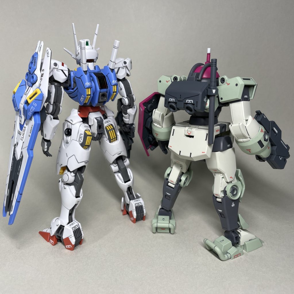 エアリアルと並べて うしろ デミトレーナー模擬戦装備では、手の甲を通常の色のものに戻しました。