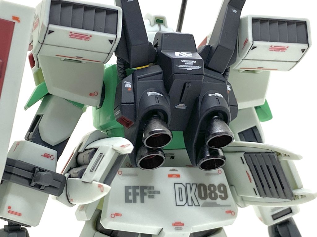 ミサイルポッドはダクト部分をグレーで塗り分けますと一気にリアルさが増すと思います。