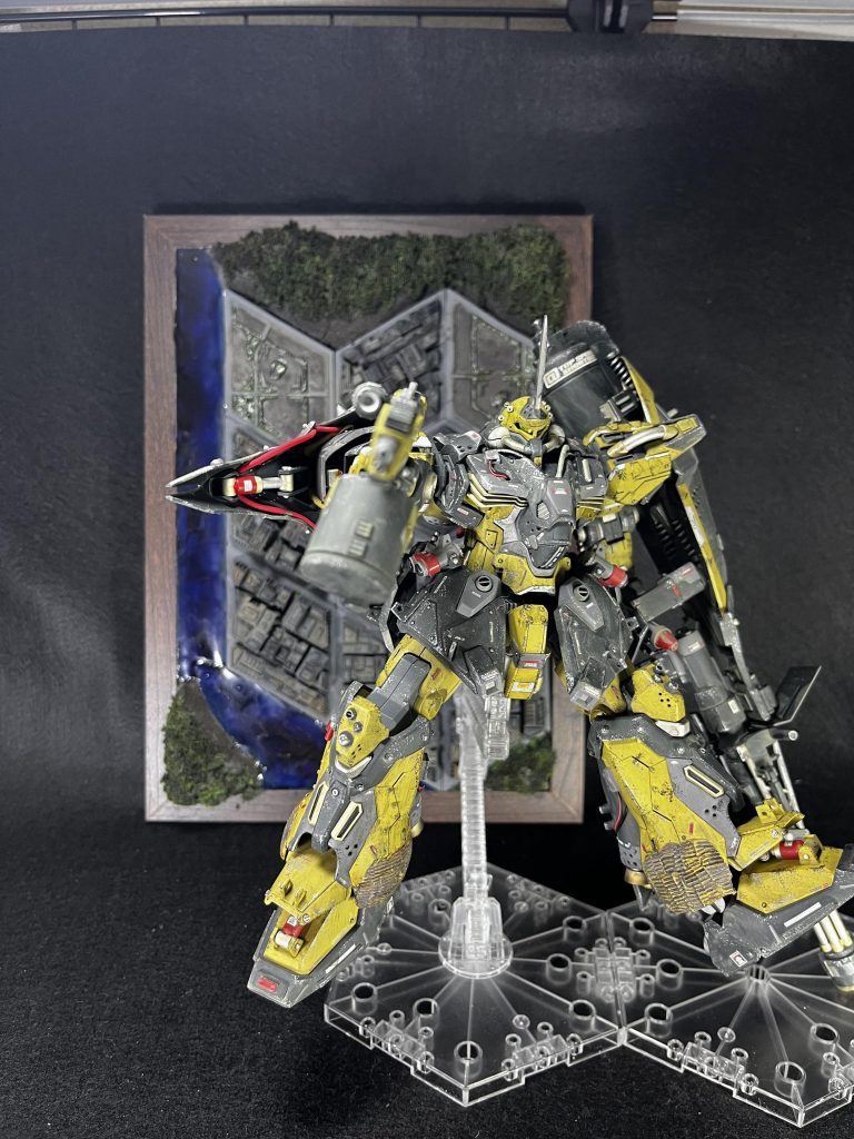 ライトの電池を入れ替えました。背景を地面として捉えて上空での戦闘シーンをイメージしました。敵に対して「これなら撃てないだろう!?」みたいなシーンありましたよね?あれがすごい印象に残ってました。