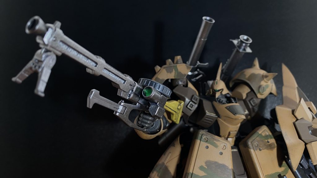 　一見、ザクマシンガンのように見えるが、機体サイズから考えるに、二回りも巨大なマシンガンである。それもそのはず、本来は艦載機銃であった物をMSの手持ち火器として改造した物である。一年戦争後期に生み出されたこのマシンガンは、主にドム、ゲルググといった大柄な機体(それでも両手での保持だった)によって運用され、拠点防衛に使用された。学徒兵の操縦するゲルググがア･バオア･クーにおける戦闘の際、このマシンガンを装備し、戦闘を行った記録が残っている。　据え置きの機銃を、ザクマシンガンと同等の機構に組み直すことで、シンプルがゆえの強度を獲得している。120mm強装弾を凄まじい連射速度で発射可能。その発射音から、連邦軍の古参兵からは、Giren's Buzzsaw 「ギレンの電動のこぎり」と呼ばれ恐れられた。