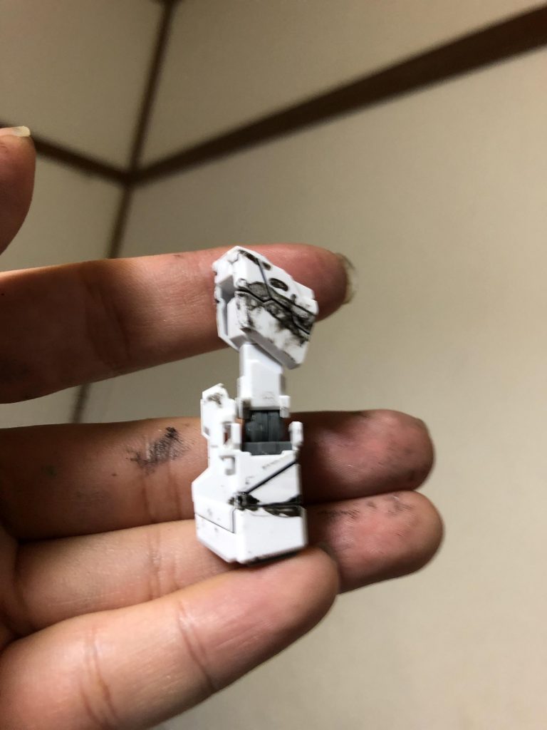 アクリル塗料をガバッと！黒でスミ入れ