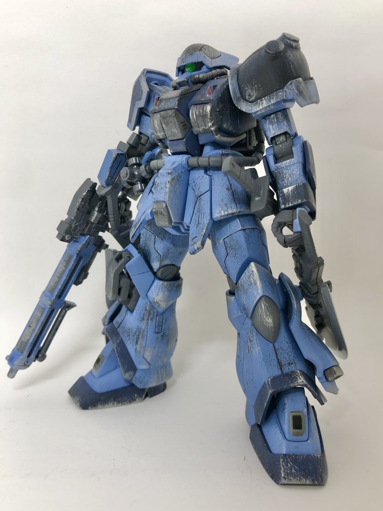 改造箇所は左肩と武器ぐらいで、あとはキットのまんまです。基本は専用のビームライフルで狙撃・牽制をしつつ、2種の格闘兵装で接近戦も十分こなせる機体です。これにはヘレナさんもニッコリ