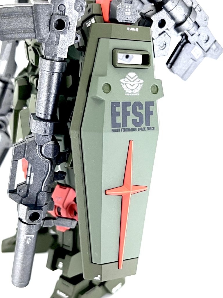 盾は地球連邦軍と地球連合軍のマークのダブル貼り!