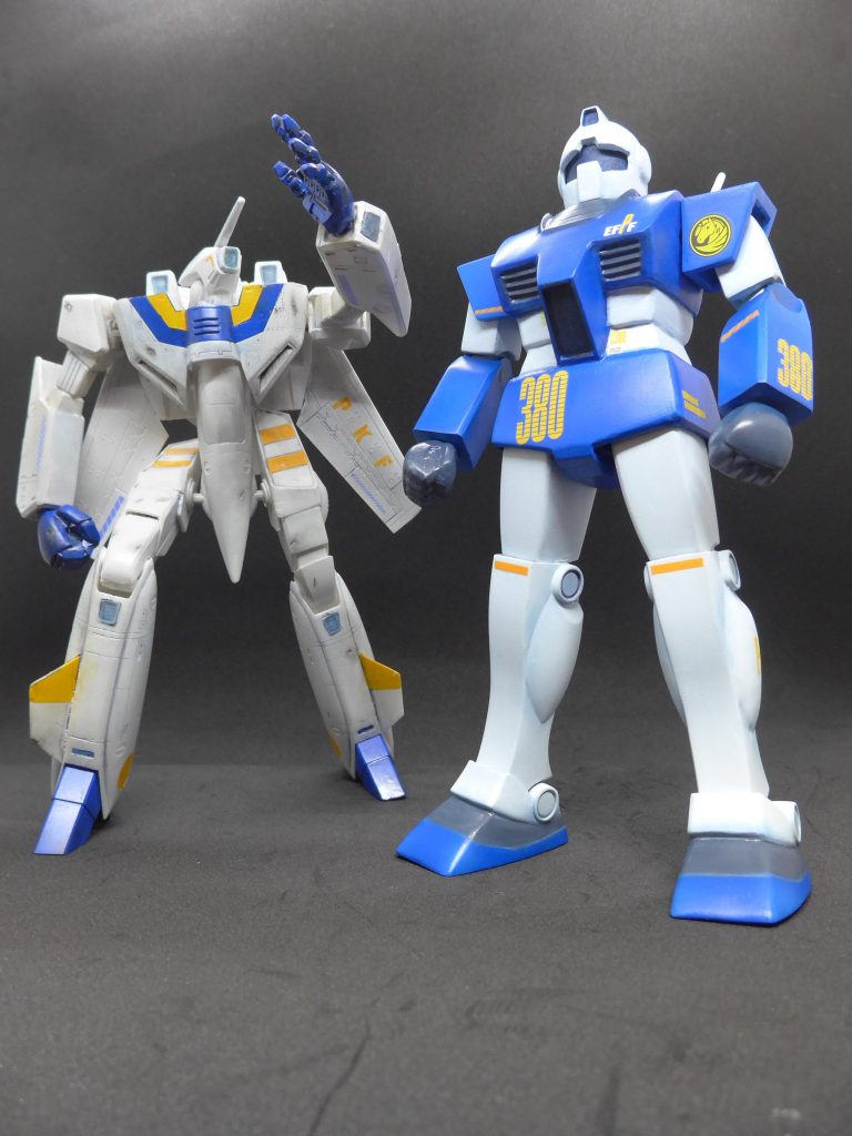 少し前に類似コンセプトで作ったVF-1Aです。こちらはPKF所属の設定です（ガンプラでなくてすいません、ジムとは対照的にポーズをつけてダメージ入れてます）。