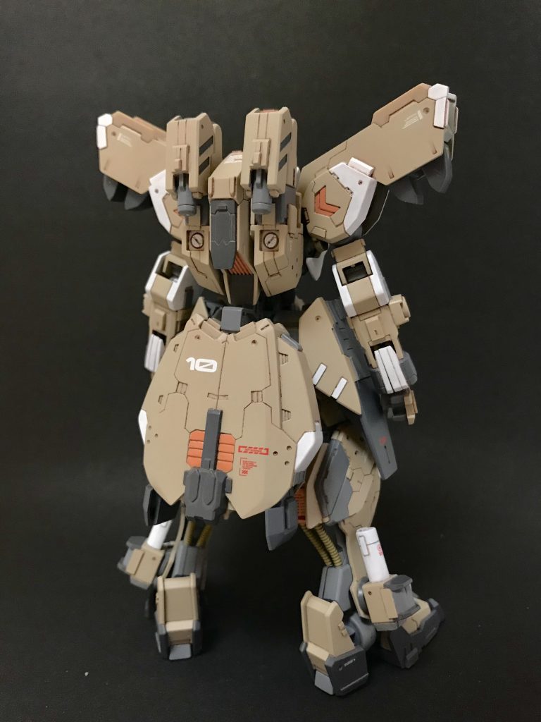 後ろから。サブアームが入っていた羽根的なパーツを2つくっ付けて尻アーマーにしました。増槽タンク+ブースター(写真では見えてませんが下にバーニアがあります)という設定。