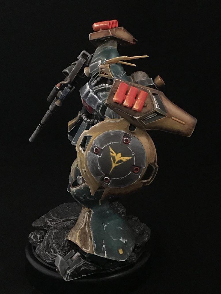 左側今回も無改造で塗装だけですがシールドの取り付け位置だけ変更しています。