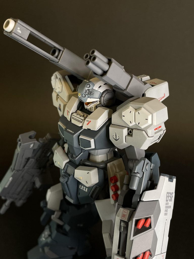 頭部と胸部と肩部の一部をディテ追。特に頭部は両耳部の丸型パーツを追加してディテールアップにこだわってみました。1/144は細かいですが、作成はとても楽しいと思います。MGとはまた違った達成感が味わえると思ってます。