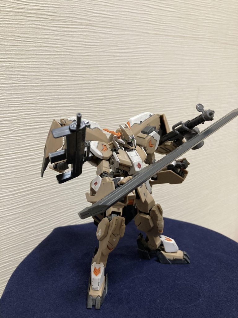 雑な汚しですが彩度が抑えられていい感じになったんじゃないかと。そしてポージング難しい…