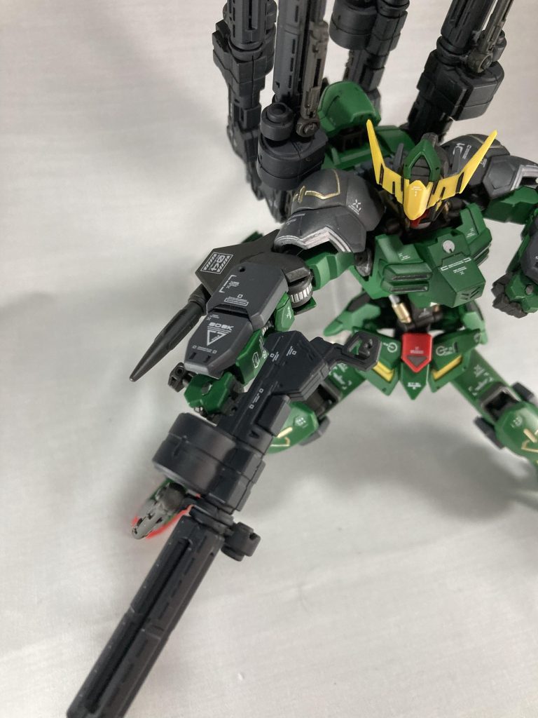 ニードルミサイル、こういう武装にあえて火薬は積まずにワイヤーとかついてて突き刺さった敵を引き摺り回すとか悪趣味だけどカッコよくて好き