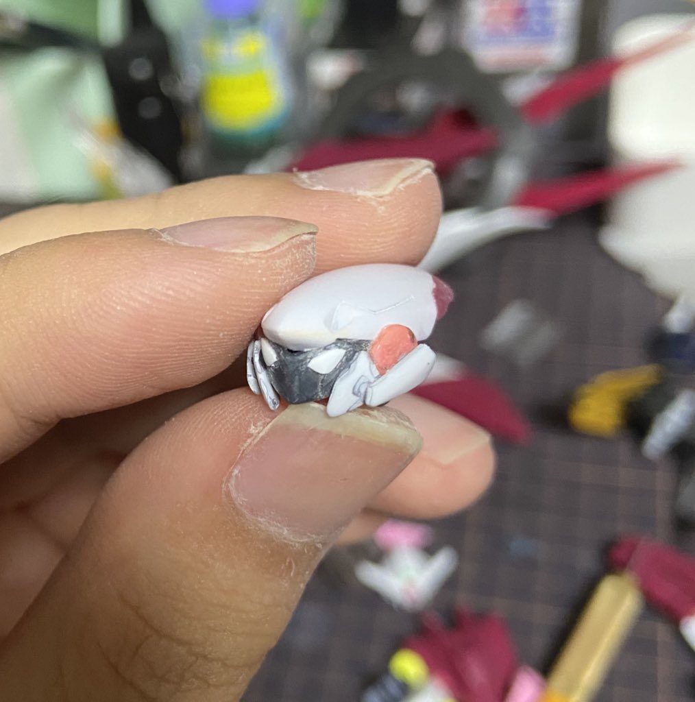 ファルシアの顔にプラ板で目を作り、頬にエアリアルの注文して余った顔パーツを切り取ってHアイズと一緒に貼り付けました。ドライの頭にくっつけて頭完成