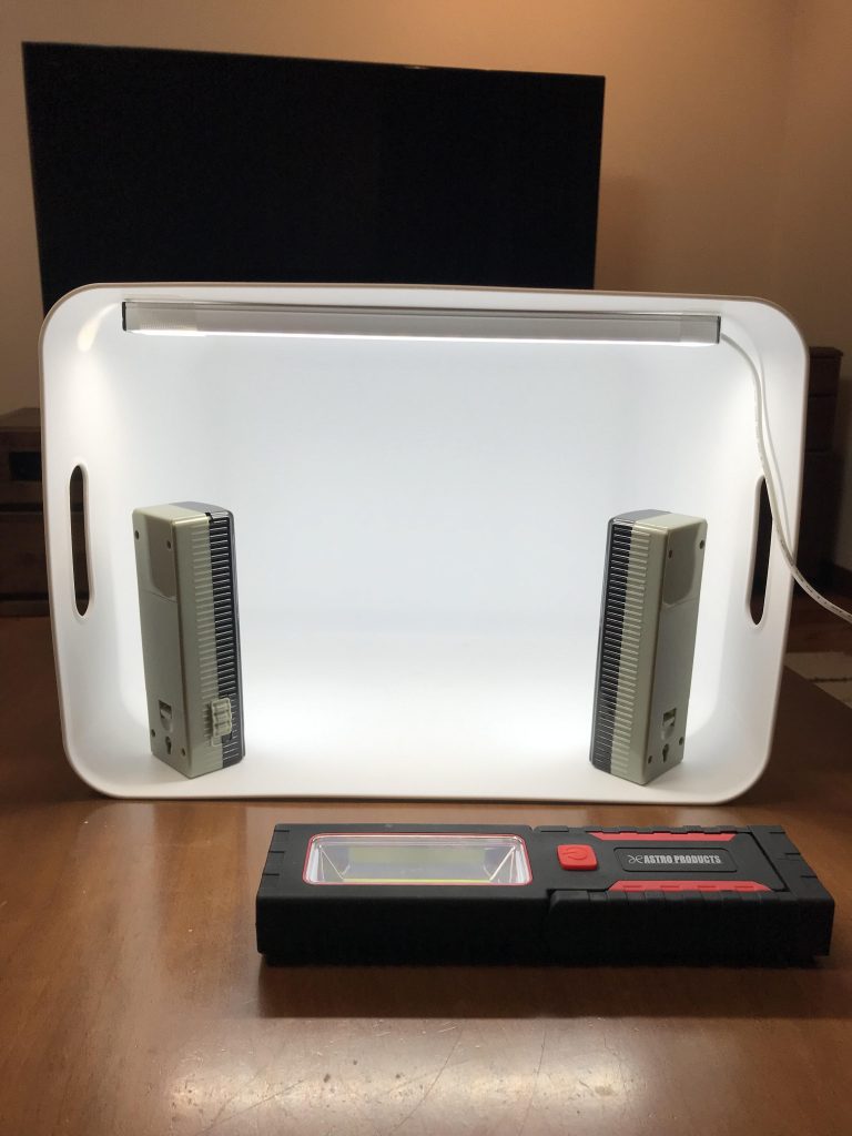 ボックスの上のLEDライトは以前塗装ブース用にネットで購入した適当なのを養生テープで貼り付けただけ🙄1500円くらいだったかなぁ?もうおじいちゃんなので記憶が…手前のライトは暗いときに照らすライトですね、所持していたらあると便利(私はあまり使ってません)撮影ブースにお困りの方は参考にしてください安い割に綺麗に撮れるとおもいます、持ち運びも便利なので嫁が来てもすぐ隠せますよ(私はエロ本を慌てて隠す中学生か🙄)