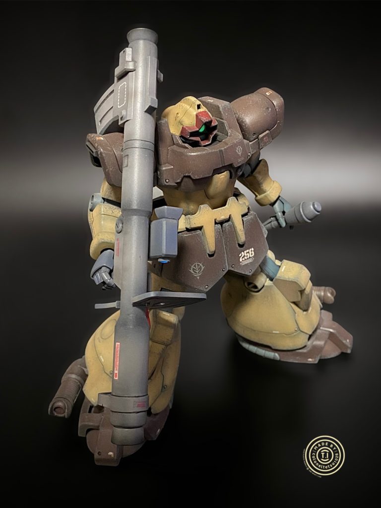 モノアイとバズーカのスコープは蛍光色で塗ってますので、ブラックライト照射で光って見えます。