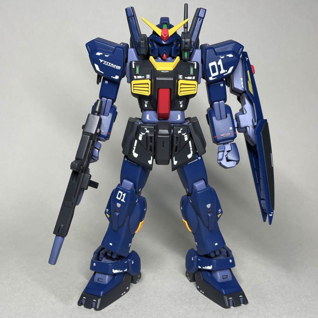 正面 左手の甲のパーツにゲートタグを加工したものを接着、加工して握り手の穴が目立たないようにしました。