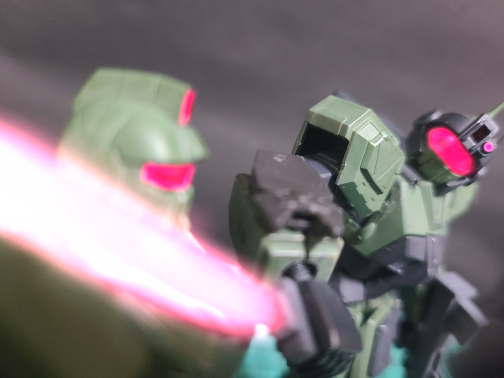 ハウンドα「そっか…だが味方に銃向けるのは違うよなぁ?……てめぇらグレイヴの所に戻るか…?」VH兵「いぃ!?すみません!!もうしませんのでそれだけは勘弁を…!!」ハウンドα「分かったならいいけど……次トロイに銃向けたらマジで殺すからな…?」VH兵「は…はい…」