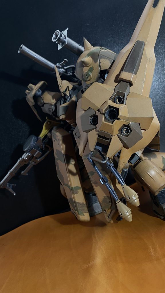 　メガ粒子砲を内蔵する大型のシールド。「袖付き」と呼ばれたネオジオン残党組織の首魁、フル･フロンタルの機体用に試作されたものの、大きく、重く、精度の低い命中率。チャージに30秒、発射後の冷却に2分(これは、宇宙空間における冷却時間であり、砂漠地帯などではさらに時間がかかる)という、非常に残念な物であった。　しかし、ビーム発射機構自体は優秀だった為、小型簡略化され、別のMSのシールドに転用されたようである。