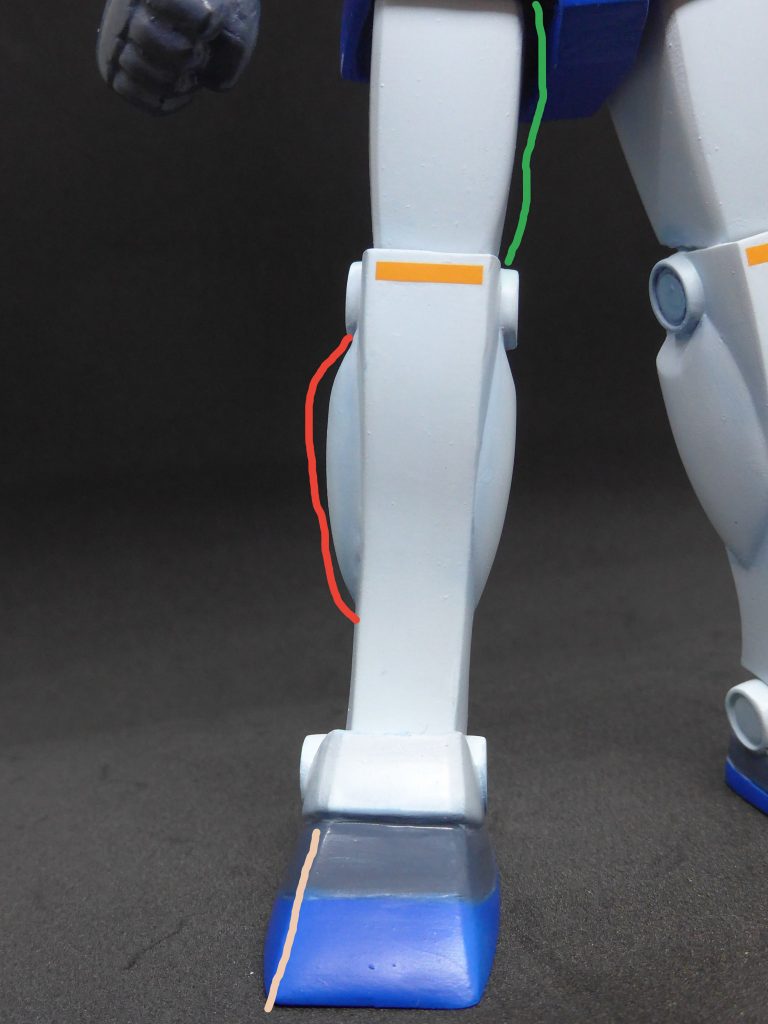 足は太腿内側の緑線部分にプラ板貼って下に向かって削り込みました。ふくらはぎのオレンジ線部分にはプラ板を短冊状に切ったものを数枚貼り、形を整えました。足首は薄茶色線の部分をシャープに削り込みました。改造部分の意図は、顔と胸部は形を変えたかったこと、それ以外の部分は人型としての立ち姿を自然にしたい意図です。