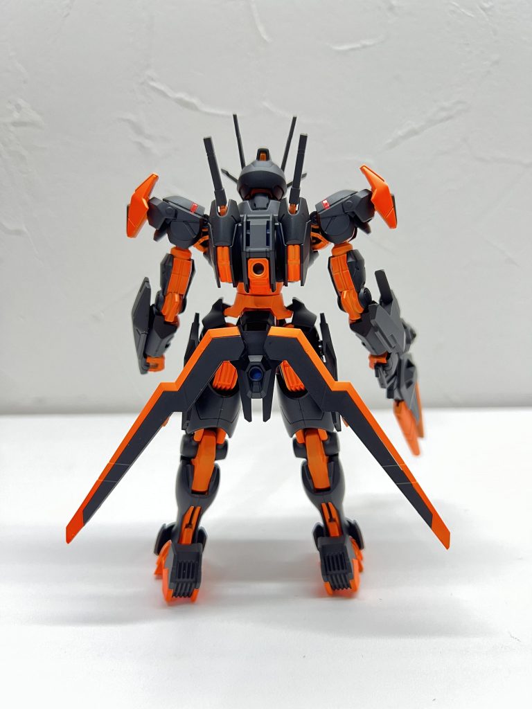 後ろ姿も程よく蛍光オレンジが配置される様にしました。