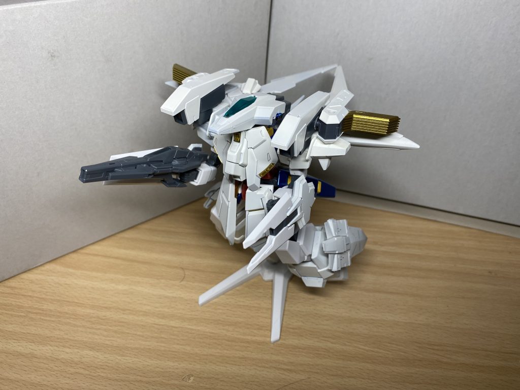 高速飛行形態差し替えなしで写真の形態を取れます。AGE世界なのでミノフスキークラフトなんてありませんが、光波推進システムがそれっぽい動きをしてくれるでしょう。