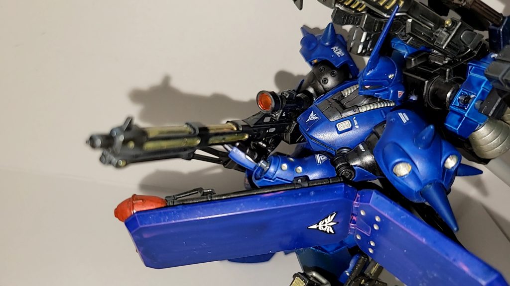 ケンプファーは装甲が薄いと言われている(実際はアレックスのガトリングが強すぎたという説も…)のでギラ・ズールのシールドを取り付けました。膝にあったシュツルムファウストはシールドに取りつけました