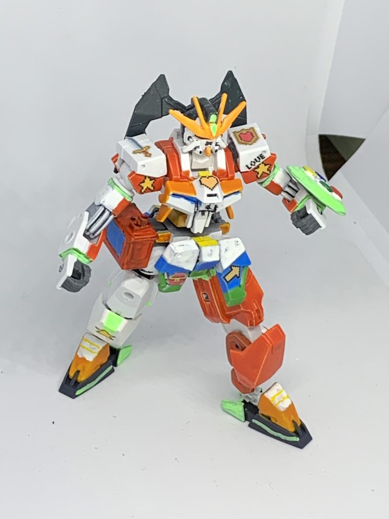 カラーはアクリジョンオレンジ、オレンジイエロー、スカイブルー、ルマングリーン、ジャーマングレー、モンザレッド、イエロー、デイトナグリーン、ブルー、水性ホビーカラーハイネ専用オレンジ、ガンダムマーカー蛍光グリーン、ニューホワイト。また、全身のピクセルアートは100均のネイルシールを貼ってます。ステージに立つストーリーは作れなかったのでカギを手に入れてお宝ゲットなストーリーにしました。肩には剣と盾。