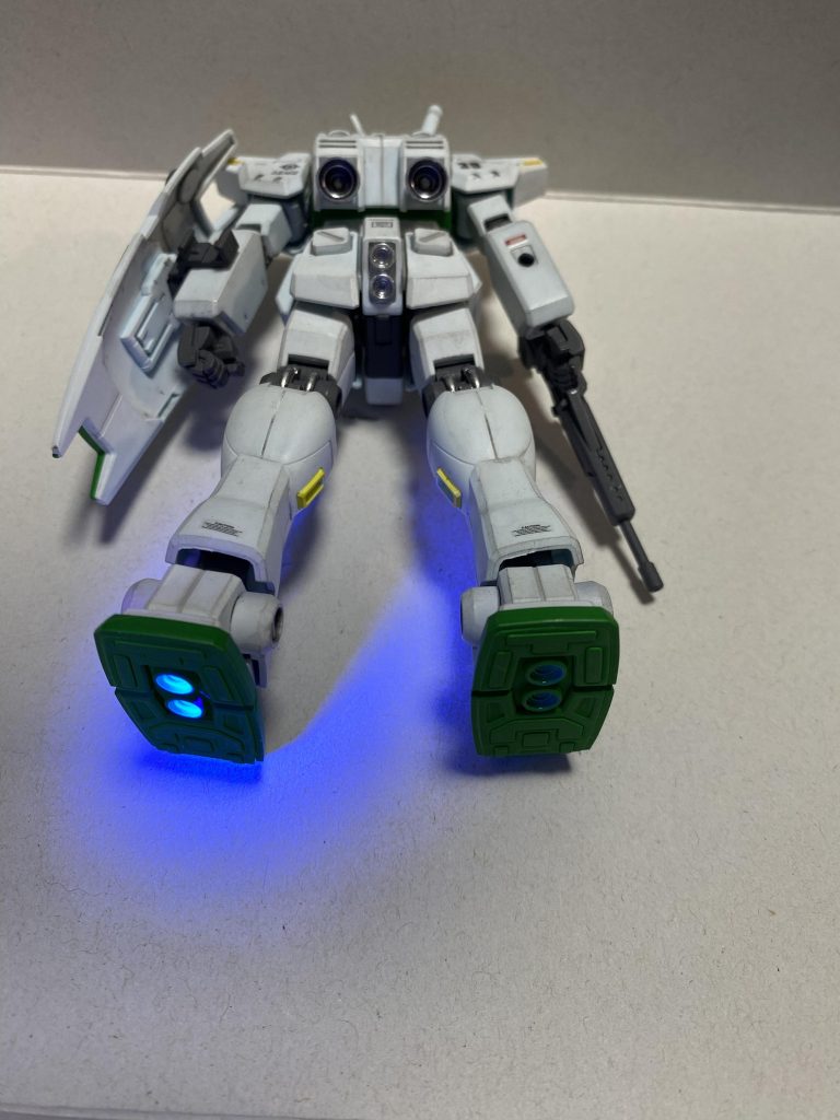 各バーニアスラスターはブラックライトで発光します