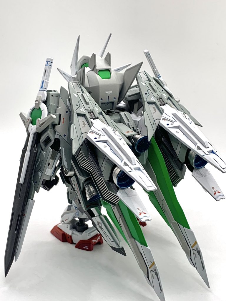 バックパックは高機動化のためスラスターを増設しました(見た目重視のため、アニメ設定にそぐわないのは気にしません)