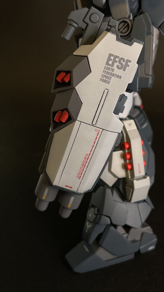 本機最大の特徴は、左手に装備された二連装ビーム砲。上面部にはビームサーベルを装備。ジェスタ用のシールドを装備させたくて考案しました。先輩モデラーさん達が、パーフェクトガンダムの作例で、個性的な二連装を作成しているのを拝見して、いつも憧れておりました。今回は、ちょこっとだけ皆さまの作例を参考にして、憧れの二連装に挑戦しましたがいかがでしょうか。細かいところはまだまだですが、なんとか形になってよかったと、僕的にはホッとしてます笑(塗り分けが酷いのはナイショ)