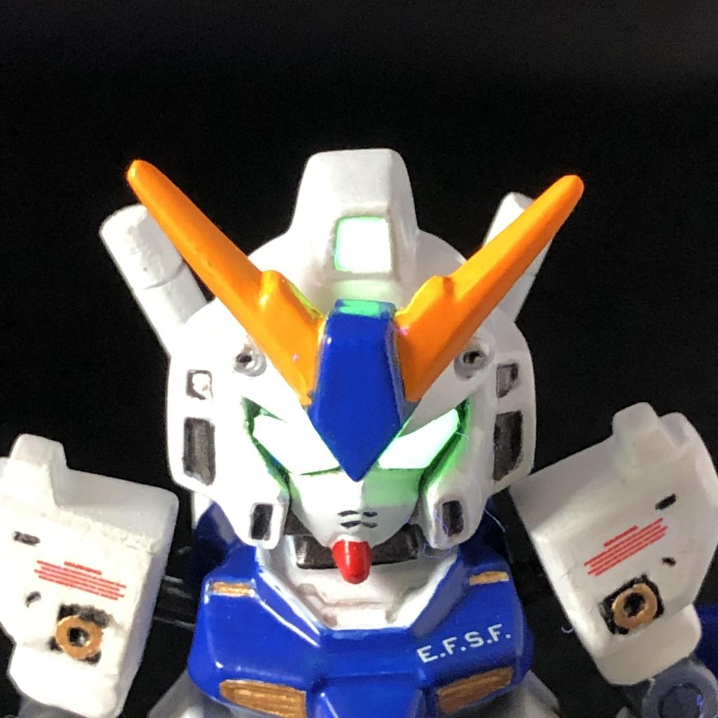 ツインアイ、サブカメラは、蓄光シールを貼ったのてUVライトで、光ります。