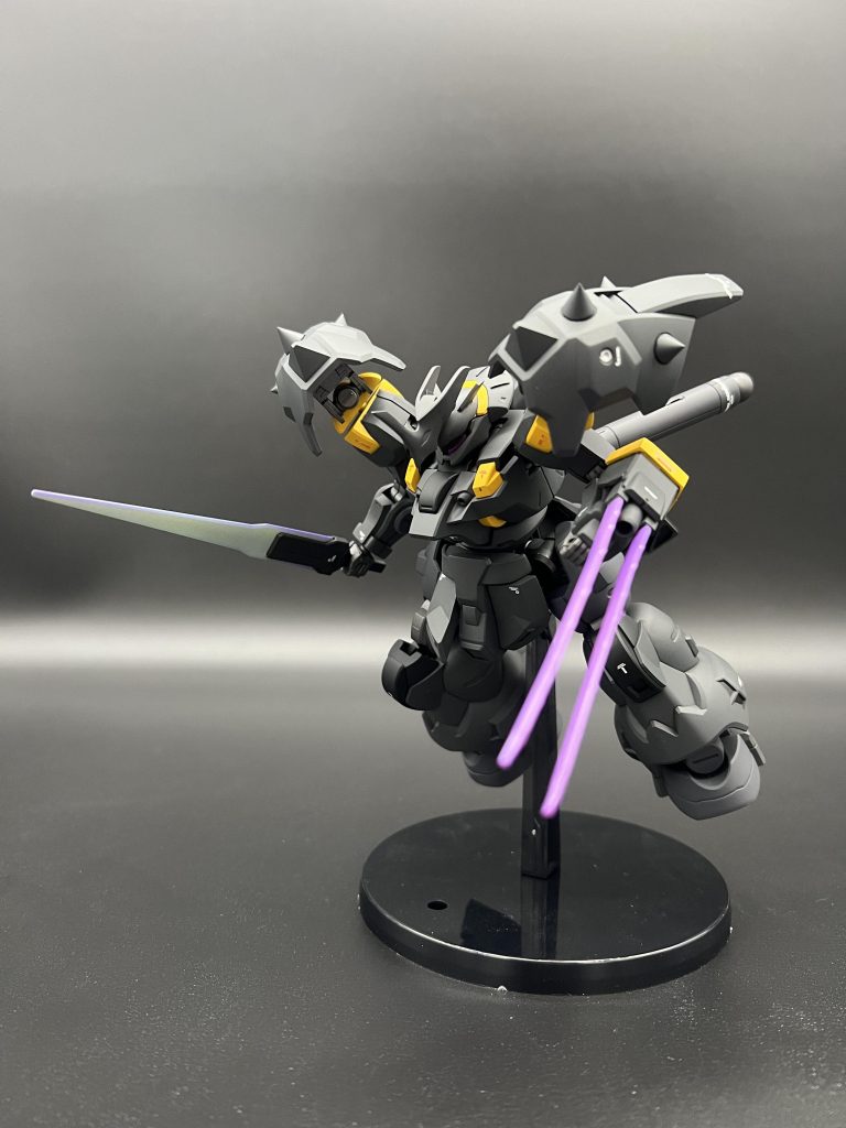 シールドにスパイク、左腕に複合兵装をスクラッチして装着しました。