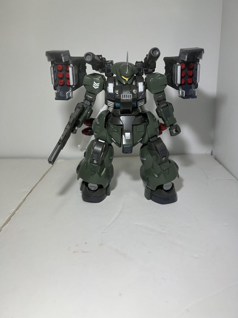 後方支援用装備。両肩にミサイル装備でさらに火力マシマシ。