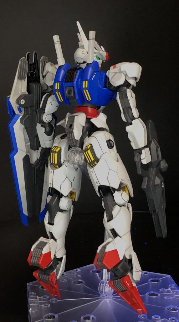 もも裏の合わせ目は後ハメも分割も出来る自信が無かったので、モールドのパターンを変更して、プラ板で塞ぎました。