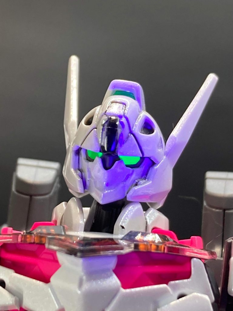 ツインアイはブラックライトで発光