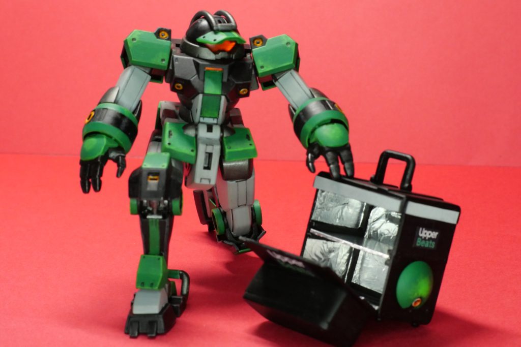 無駄な開閉ギミック搭載(笑)の◯ーバッグもどきのバックパックは、プラ板箱組。これが一番制作に時間がかかりました。中にアルミテープを貼り、外側の反射部分は実際に反射テープです。Upper Beatsのロゴはイラレで作成したものをインクジェットのシール用紙にプリントして使っています。