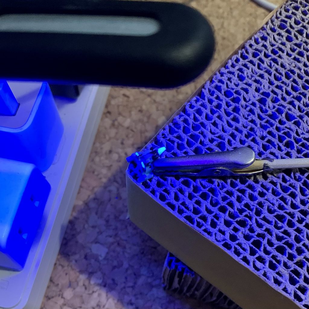 目が奥まっているせいか見えにくいので蛍光塗料+UVレジンで光らせることにしました。