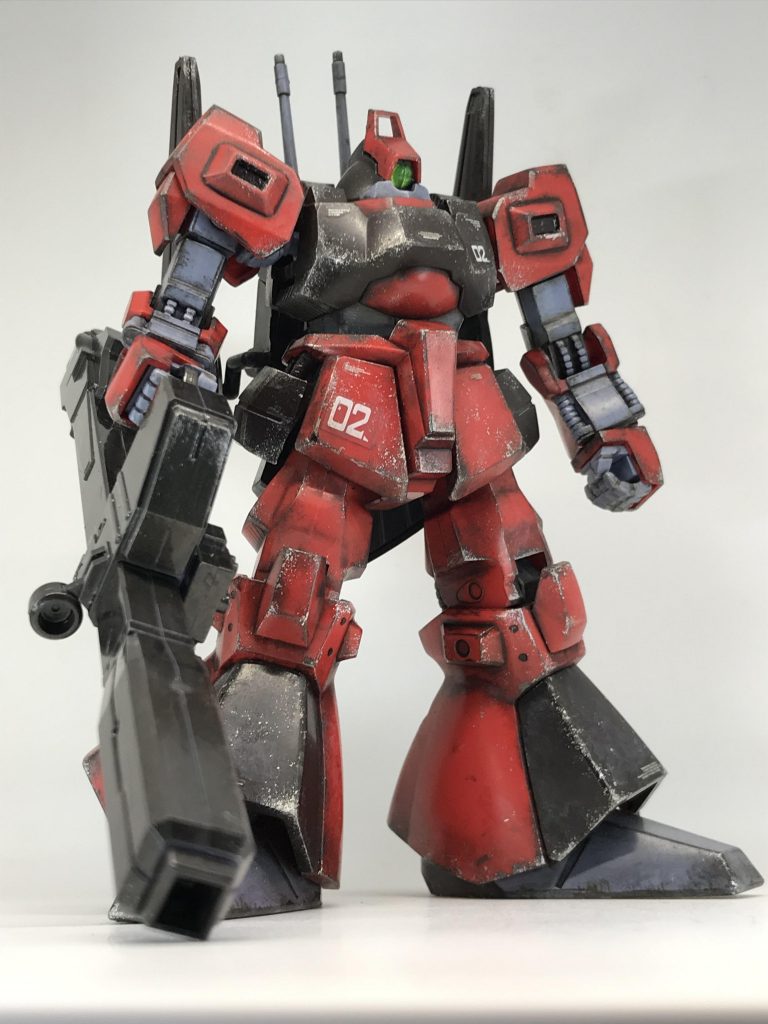 武器が無いと飾るとき少し寂しいので、余ったリックドム用のビームバズーカを逆手で持たせて飾っておりますドムのお下がりの武器ですが、デブ同士なかなか似合いますねここにうちの嫁を加えたらまさにトリプルドム🙄(若い頃は可愛いかったのに何故こうなった…)