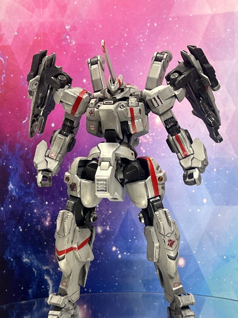 スタイル的には膝下の変更、腰部の延長、両肩の試作型アンビカー追加などでダリルバルデに繋がるデザインを意識しました。