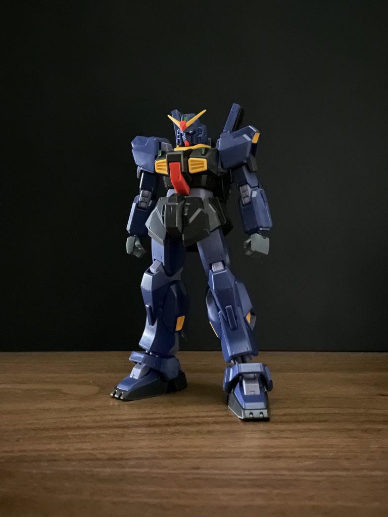 最終的な仕上げを考えずに組んだガンダムMk-IIのティターンズ仕様。白く塗装するならエゥーゴ仕様の方が良かったですね。