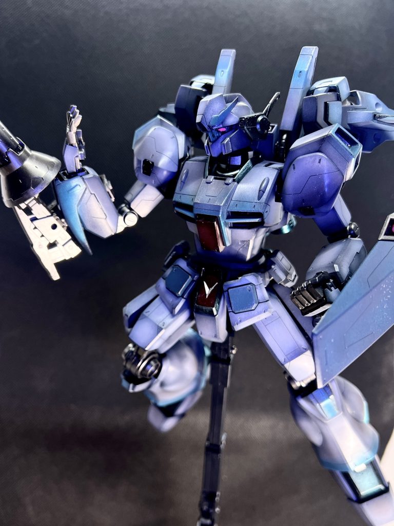 ジェガンのマスクの下にはガンダムフェイスを仕込み、頭頂部？が長かったため短くしてあくまでもマスクとして利用したかったので顎の部分も埋めております。