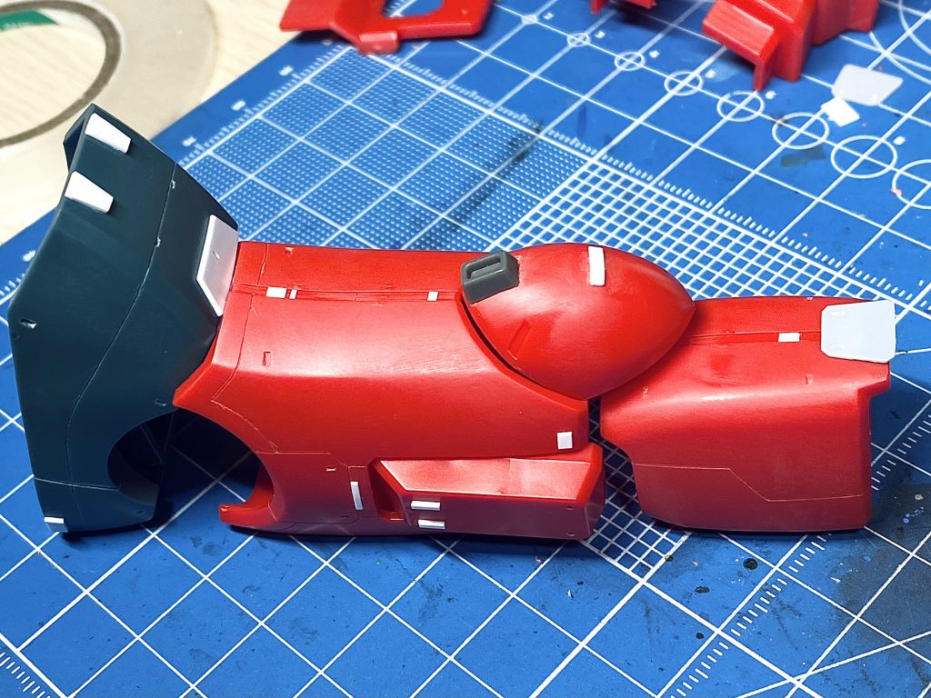 脚部もオリジン版を参考にディテール追加。ヒザのスラスターも追加パーツです。