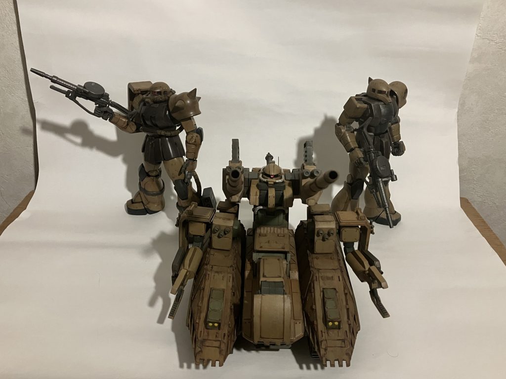 ザクⅡ パイロット ミリア少尉ザクⅠ パイロット デューク少尉ミリア少尉 「隊長、敵拠点の防空システム沈黙」デューク少尉 「隊長、我が軍優勢です、敵兵力、徐々に減少」アデル隊長 「よーし、これより敵司令塔を狙いつつ殲滅作戦に移行する、仕上げるぞ」「砲撃開始‼︎、発射、てぇぇ」