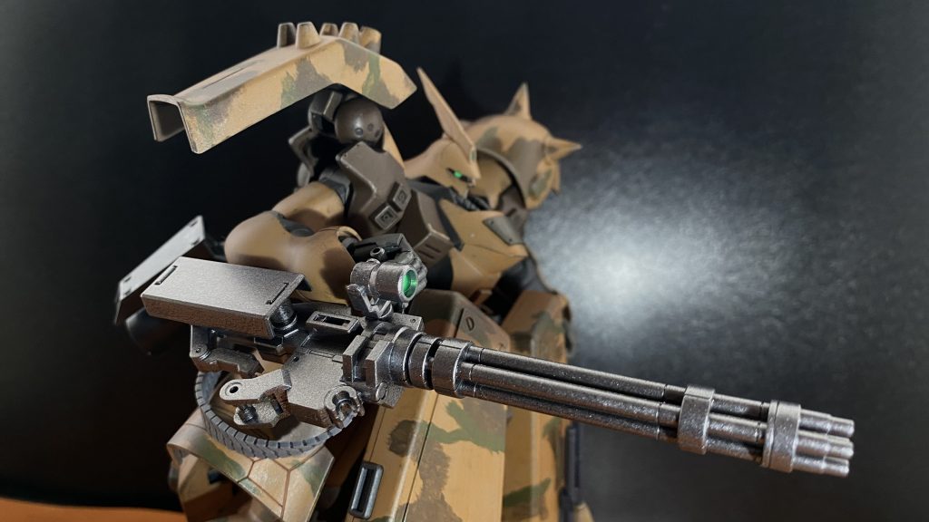 　ガトリングガン装備して。弾倉はバックパックに装着されている。