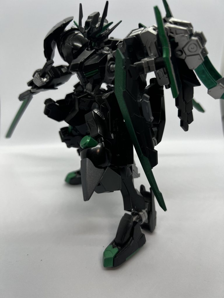 ガンダムジェダアサシンをイメージして制作した機体黒と緑を基調にしていてアシンメトリーなのがポイントです。